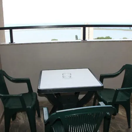 Lazuren Briag Two Apartment *